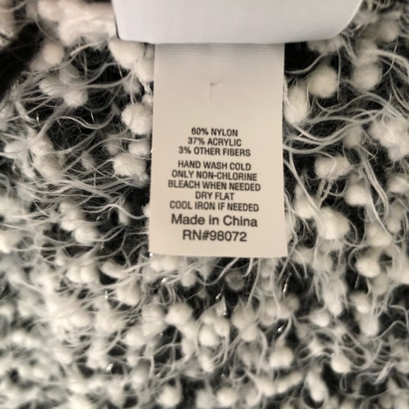 ⚫️ Black & White Infinity Scarf - Picture 6 of 6